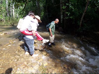 Val&eacute;rie sur le dos de Max